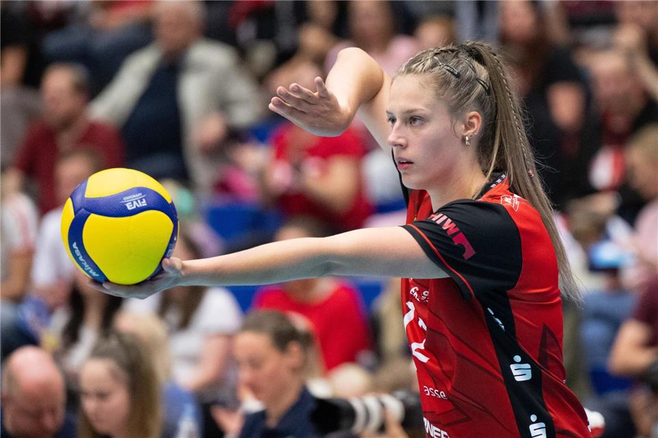 Dresdner Volleyballerinnen feiern schnellen Heimsieg Dresdens Mette Pfeffer am AufschlagSebastian Kahnert/dpa