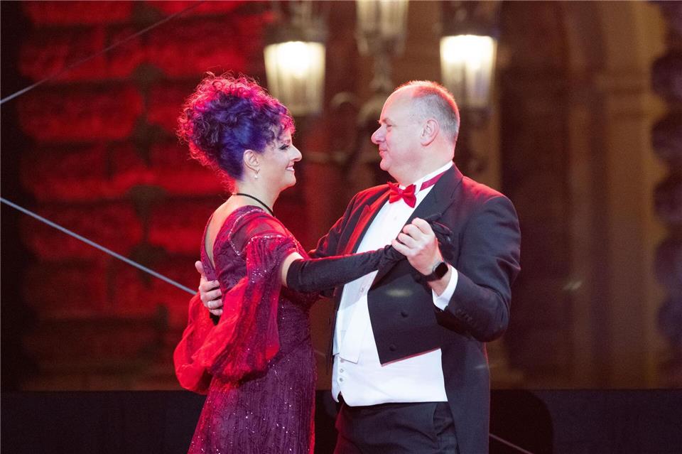 Dresdens Oberbürgermeister Dirk Hilbert (FDP) und seine Partnerin Miriam Nötzold tanzen vor der Semperoper Walzer auf der Bühne. Sebastian Kahnert/dpa