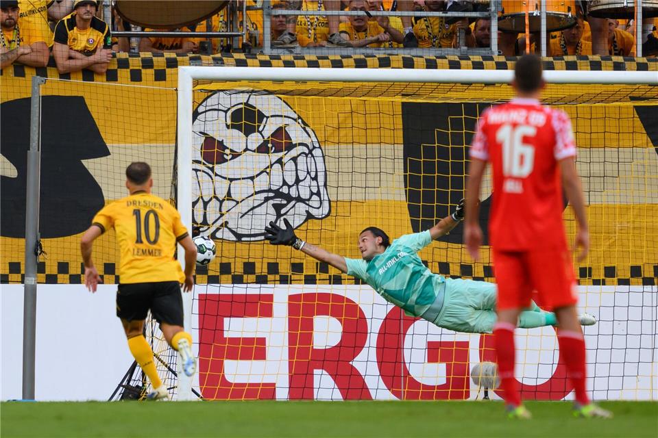 Dresdens Torwart Tim Schreiber (M) kann das Tor zum 0:1 nicht verhindern.Robert Michael/dpa