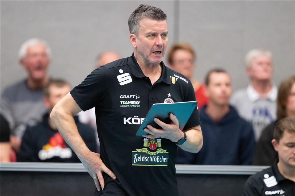 Dresdner Volleyballerinnen ohne Chance in Stuttgart  Dresdens Trainer Alexander Waibl verfolgt das Spiel.Sebastian Kahnert/dpa