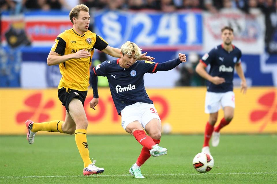 Dresdens Vincent Vermeij (l) und Kiels Hiroki Sekine kämpfen um den Ball.Daniel Bockwoldt/dpa