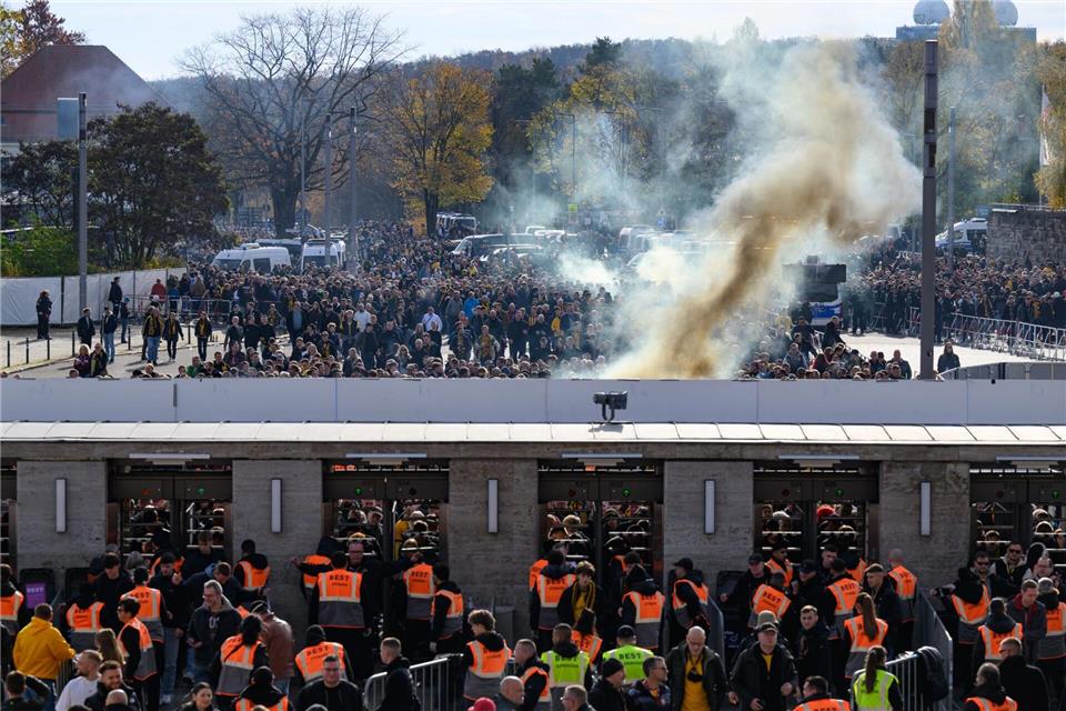 Dresdner Anhänger zünden Pyro vor dem Hertha-Spiel vor dem OlympiastadionRobert Michael/dpa
