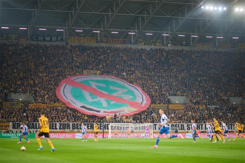 Dresdner Ultras und ihre Meinung zum DFB.Robert Michael/dpa