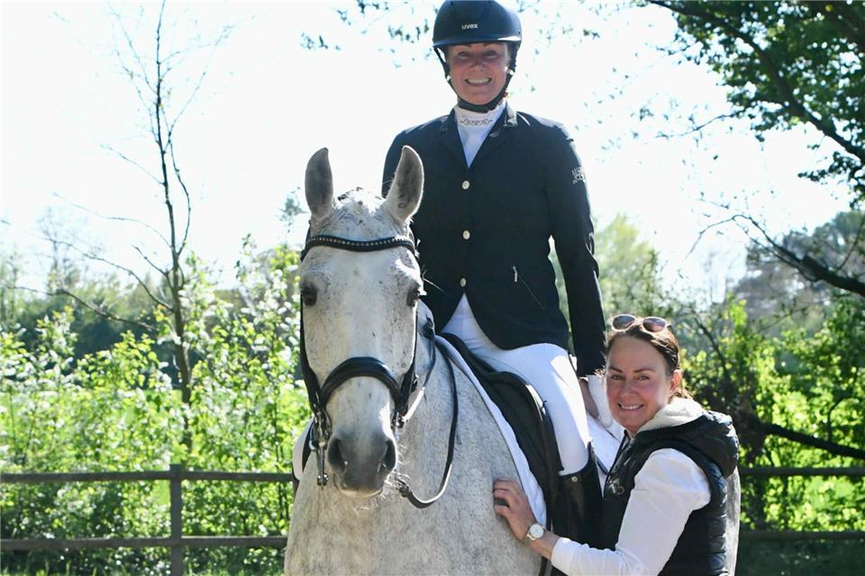 Dressur statt Springen: Alvados Son mit Reiterin Heike Klapsing vom ZRFV Heiden und Zwillingsschwester Petra Bartholme.
