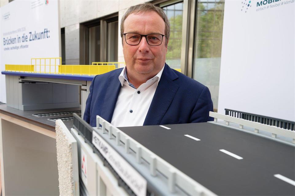Dringt auf mehr Tempo beim Brückenbau: NRW-Verkehrsminister Oliver Krischer (Grüne).Henning Kaiser/dpa