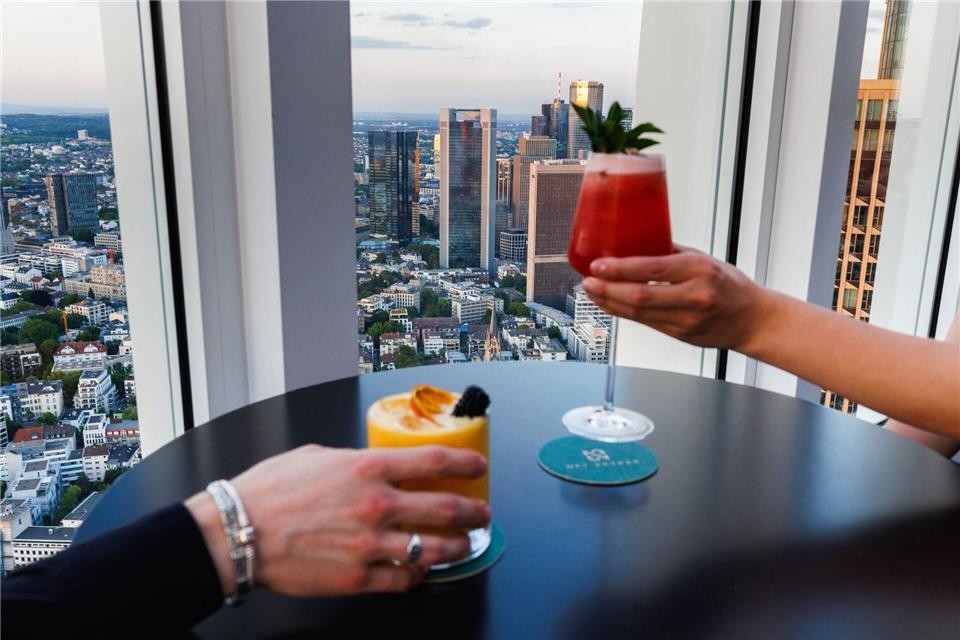 Drinks mit View: Cocktails werden in der „NFT-Skybar“ vor der Kulisse der Frankfurter Skyline serviert. Lando Hass/dpa