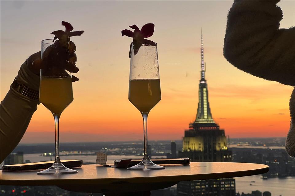 Teure beste Aussicht - New Yorks Wolkenkratzer im Wettbewerb Drinks zum Sonnenuntergang.Benno Schwinghammer/dpa