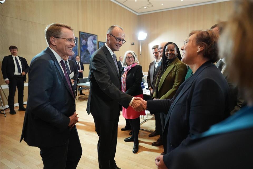 Drinnen berät der Kanzler mit dem Kabinett von Ministerpräsident Daniel Günther (CDU).Marcus Brandt/dpa
