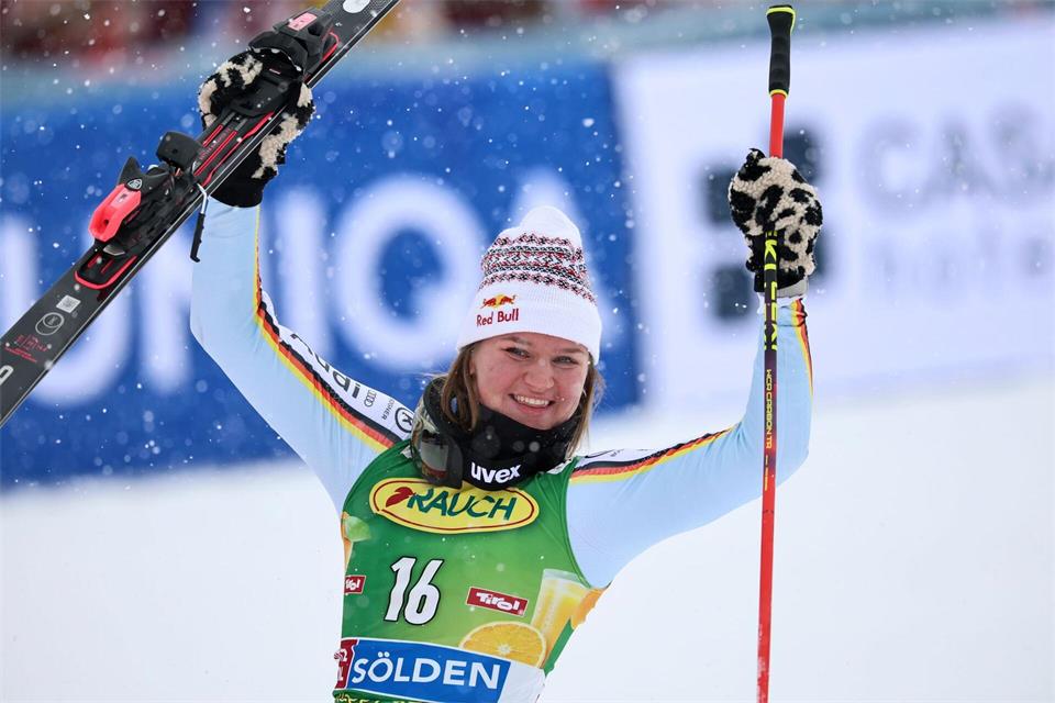 Dritte beim Saisonauftakt in Sölden: Emma Aicher.Marco Trovati/AP/dpa