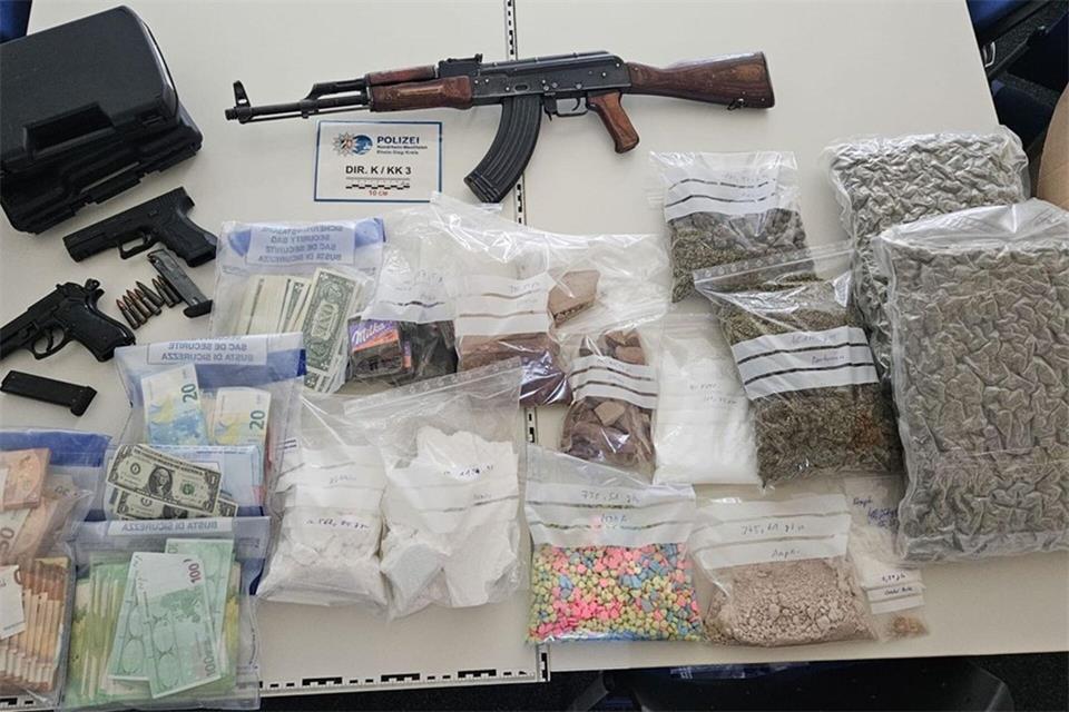 Drogen, Waffen und Bargeld hat die Polizei bei einem mutmaßlichen Dealer in Troisdorf gefunden.Kreispolizeibehörde Rhein-Sieg-Kreis/dpa