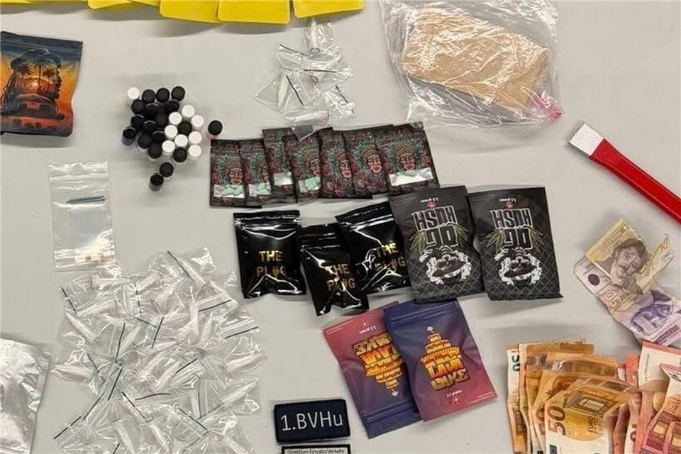 Drogen werden in Berlin mit Lieferdiensten zugestellt, die Dealer werben mit Flyern, die in private Briefkästen geworfen werden. -/Polizei Berlin/dpa