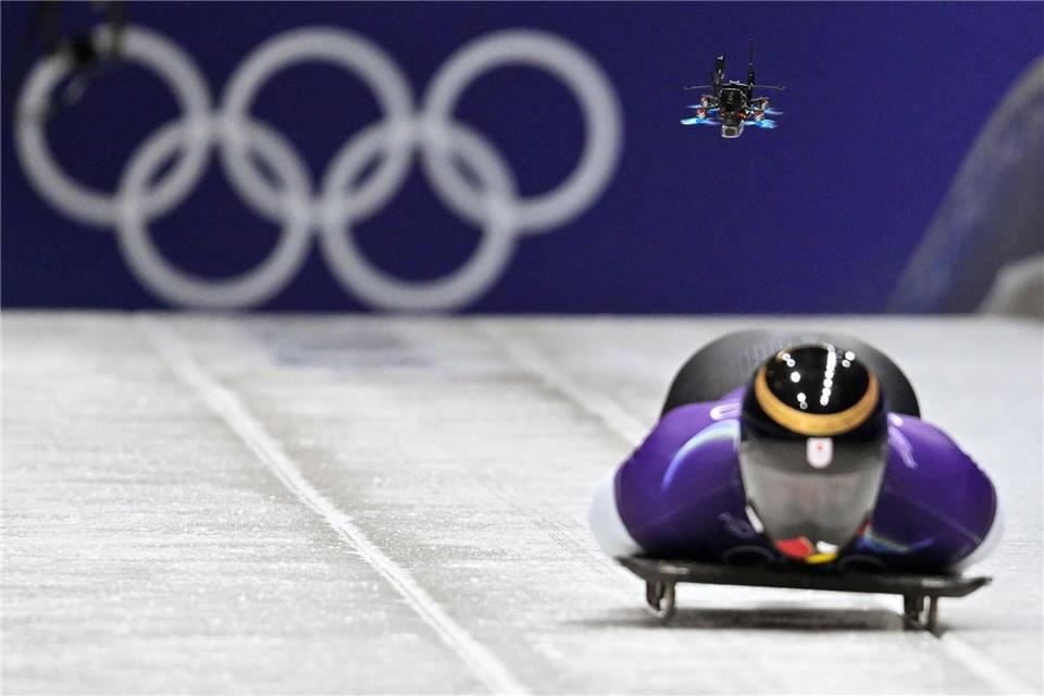 Drohne im Eiskanal: Bei diesen Winterspielen setzen die Verantwortlichen auf spektakuläre Bilder.Robert Michael/dpa