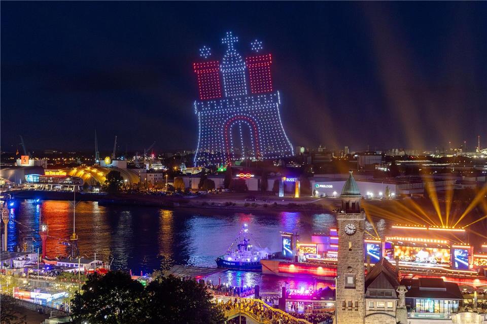 Drohnen bilden das Hamburger Stadtwappen als Motiv über der Elbe an den Landungsbrücken während einer Show zur Olympia-Kampagne des Hamburger Senats.Bodo Marks/dpa
