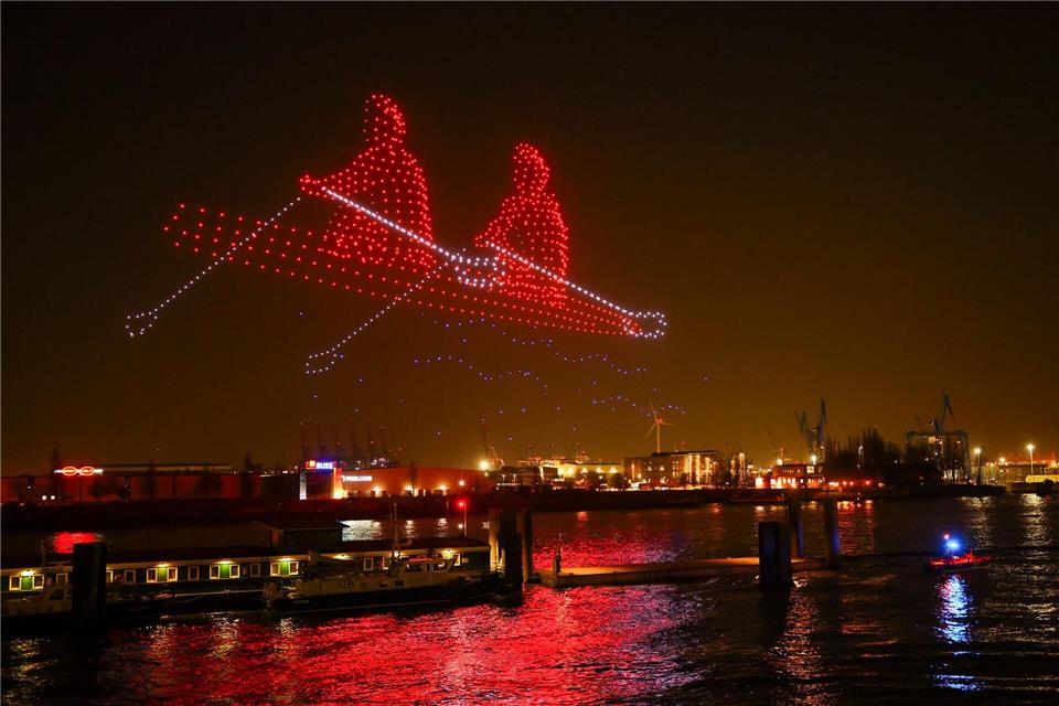 Drohnen bilden ein Ruderboot über der Elbe an den Landungsbrücken während einer Show zum Start der Hamburger Olympia-Kampagne des Senats.Christian Charisius/dpa