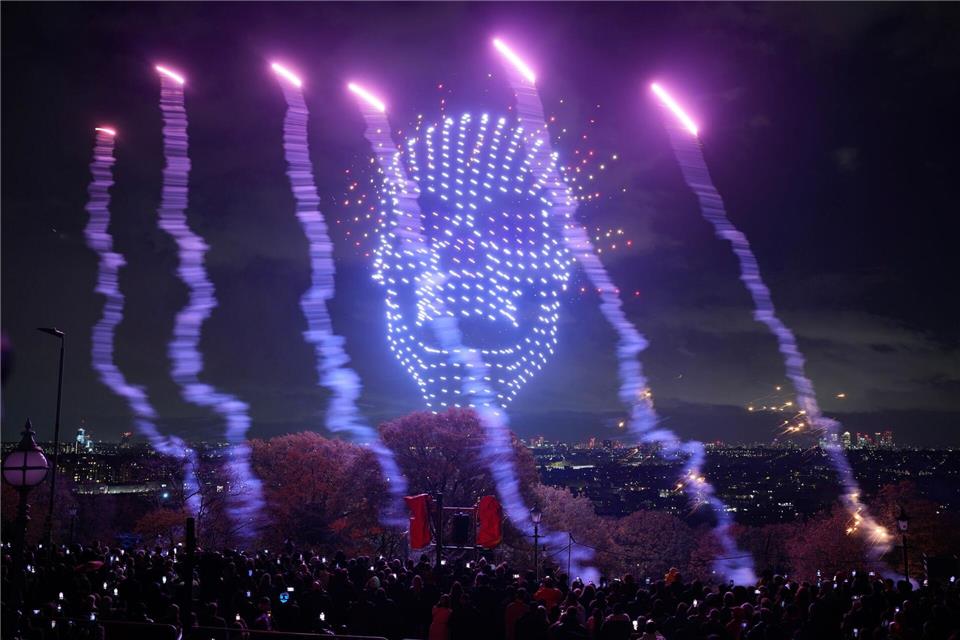 Bilder des Tages  Drohnen fliegen über der Londoner Innenstadt, um Halloween zu feiern.Kin Cheung/AP/dpa
