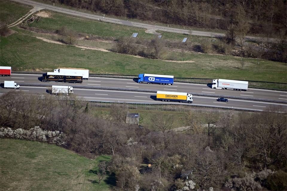 Drohnen könnten künftig helfen, den Abstand zwischen Lastwagen zu kontrollieren. (Symbolbild) Uli Deck/dpa