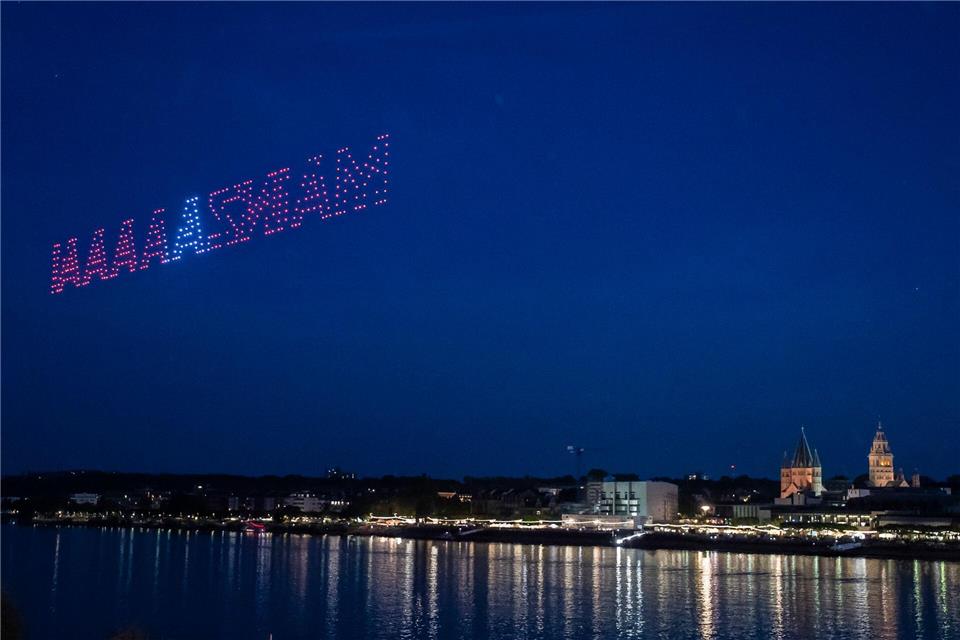 Drohnen malen den Schriftzug „MAINZAAAA“ an den Himmel, der von Mainz-Kastel aus spiegelverkehrt erscheint.Andreas Arnold/dpa