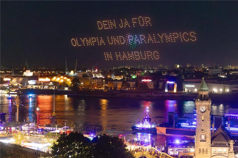 Drohnen malten olympische Farben und Motive in den Nachthimmel.Bodo Marks/dpa