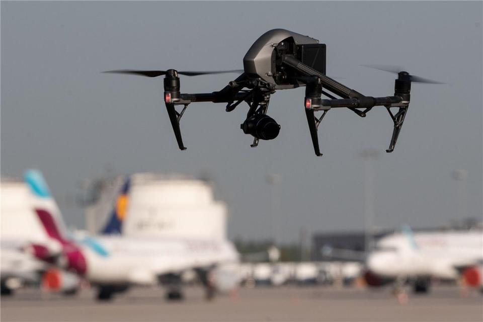 Drohnen sind für den Flugverkehr gefährlich - deshalb gilt an Flughäfen ein Flugverbot. Die Statistik zeigt aber: Die Gefährdungslage hat in den vergangenen Jahren zugenommen. (Illustration)Marijan Murat/dpa