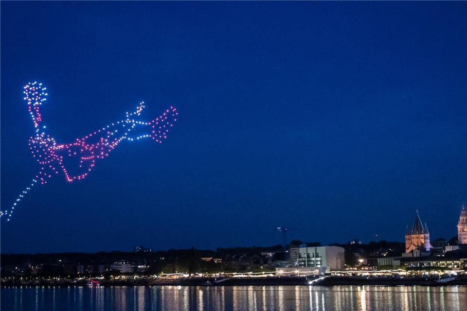 Drohnen zeichnen einen Fußballer in den Himmel über Mainz.Andreas Arnold/dpa