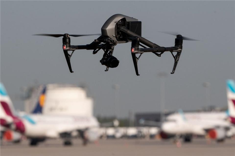 Drohnenflüge über europäischen Flughäfen sorgen für Aufsehen - auch in Deutschland nehmen Sichtungen zu. (Symbolfoto)Marijan Murat/dpa