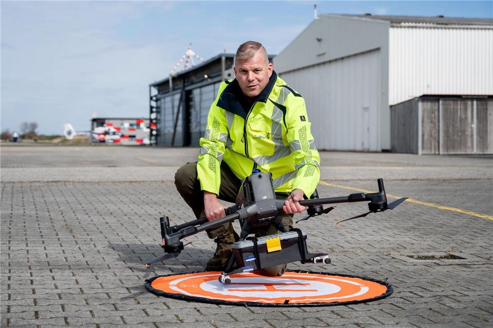 Drohnenpilot Ingo Hellmann fliegt die Frachtdrohne nun regelmäßig zu Testzwecken nach Juist. Hauke-Christian Dittrich/dpa