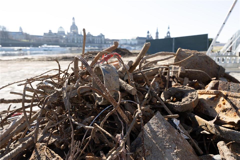 Droht eine Evakuierung wegen Bombenblindgängern im Umfeld der früheren Carolabrücke? Das entscheidet sich nächste Woche. Sebastian Kahnert/dpa