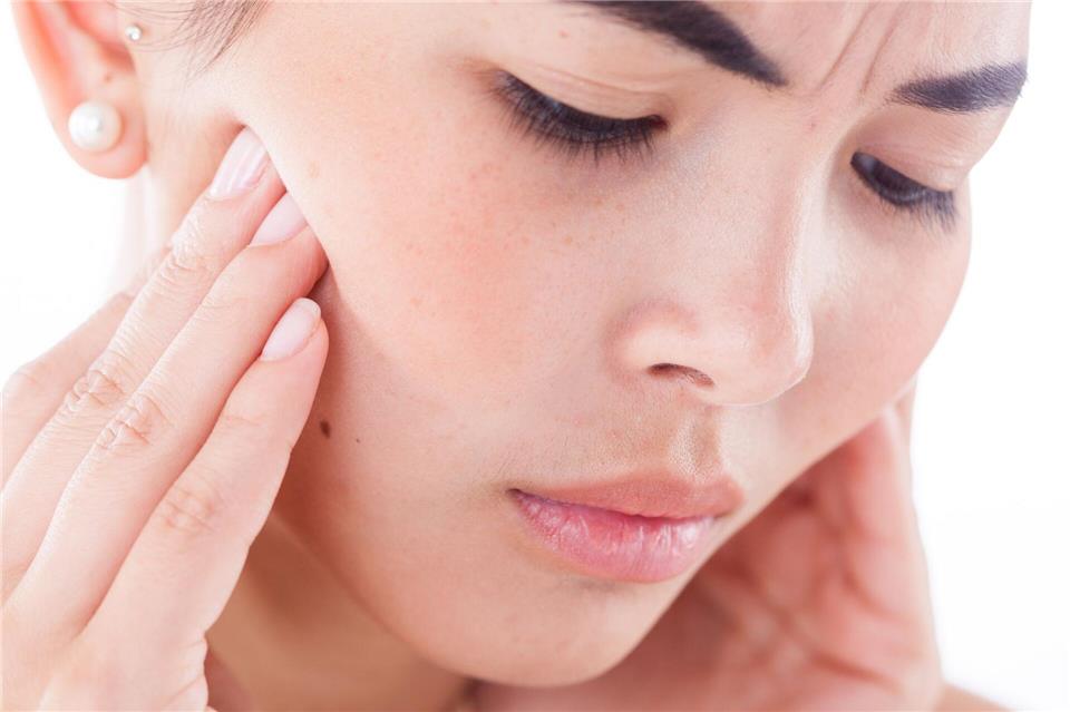 Aua! Warum bei einer Erkältung manchmal die Zähne wehtun Druck im Oberkiefer: Treten bei einer Erkältung Zahnschmerzen auf, kann es sich um eine Nasennebenhöhlenentzündung handeln.Christin Klose/dpa-tmn