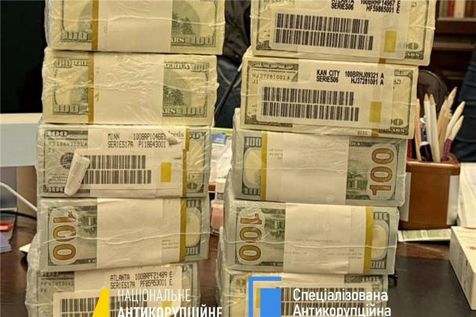 Druckfrische originalverpackte Dollar-Bündel werden in der Ukraine für Schmiergeldzahlungen verwendet. -/Nationales Antikorruptionsbüro der Ukraine/Spezialisierte Antikorruptionsstaatsanwaltschaft der Ukraine/dpa