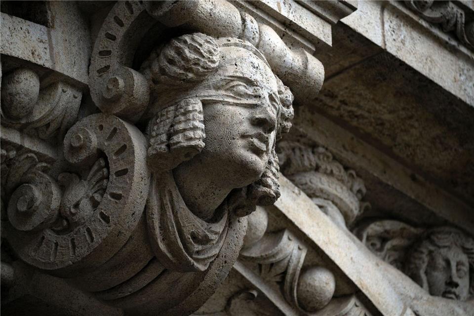 Drückt Justitia beide Augen zu? Wer im Rahmen einer Notwehrhandlung selbst zum Beispiel eine normalerweise strafbare Körperverletzung durchführt, kann dafür nicht belangt werden.picture alliance/dpa