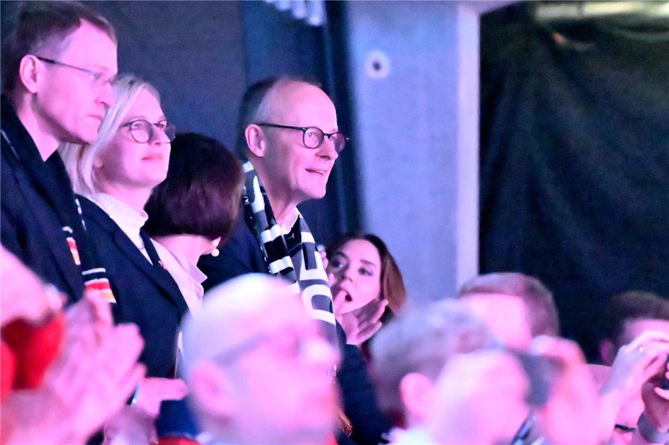 Drückte auf der Tribüne die Daumen: Bundeskanzler Friedrich Merz (r).Sina Schuldt/dpa