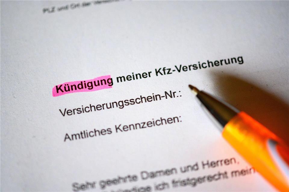 Drum prüfe, wer sich trennen will: Wer bei seinem alten Kfz-Versicherer kündigen will, beachtet zuvor besser ein paar Dinge.picture alliance/dpa