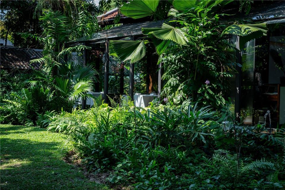 Dschungel oder Spitzenküche? Das „Sühring“ befindet sich in einer von einem tropischen Garten umgebenen ehemaligen Diplomatenvilla.Diego Arenas/Restaurant Sühring/dpa-tmn