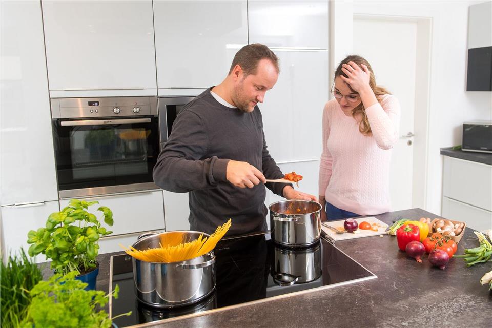 Du hast das ja tot gegart! Wenn es beim Kochen zum Streit kommt, bloß nicht klären, wer recht hat. Die Frage danach zählt zu einer der drei Killerfragen. picture alliance / dpa Themendienst