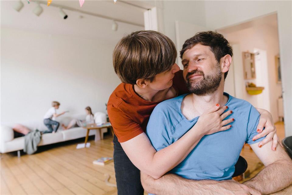 „Du machst das alles ziemlich gut, finde ich!“: So ein Lob geht runter wie Öl - und kann Eltern wieder näher zusammenbringen. picture alliance / Westend61