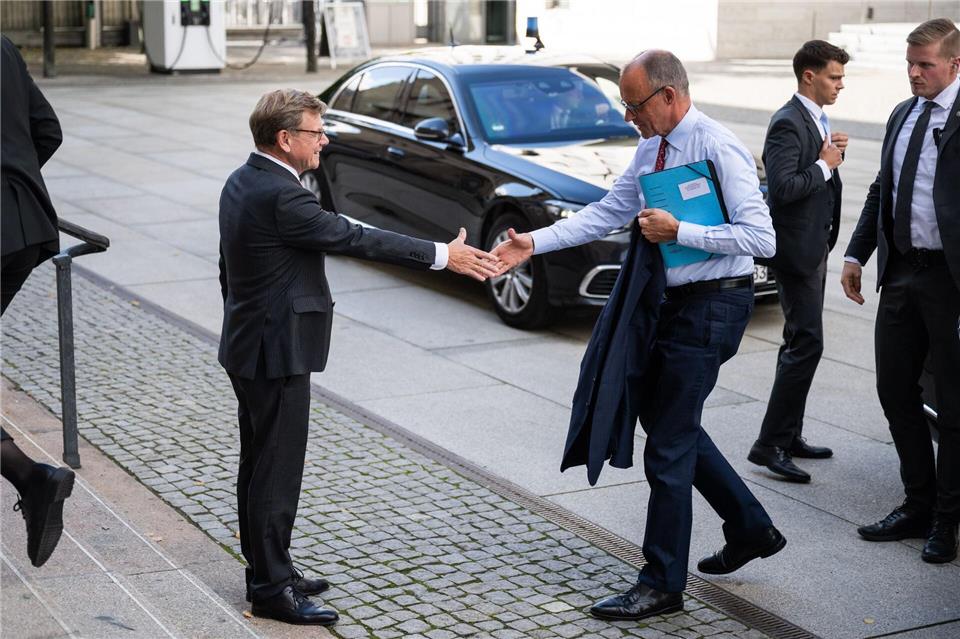 „Du mit Deinem starken Kompass“ - bei der Botschafterkonferenz im Auswärtigen Amt lobt Kanzler Friedrich Merz Außenminister Johann Wadephul (beide CDU) in den höchsten Tönen.Christophe Gateau/dpa