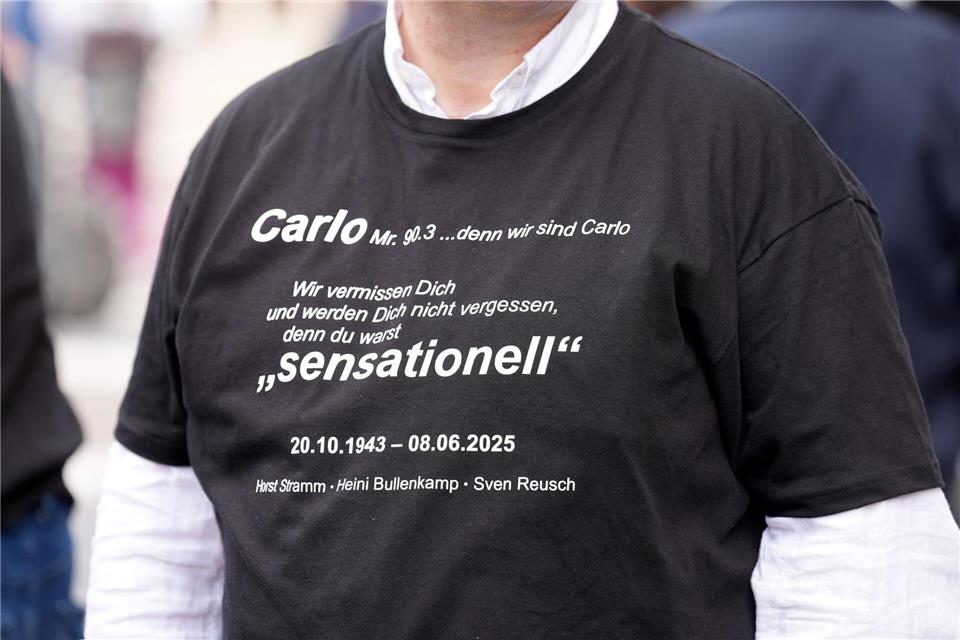 „Du warst sensationell“, steht auf dem Shirt eines TrauergastesMarcus Brandt/dpa