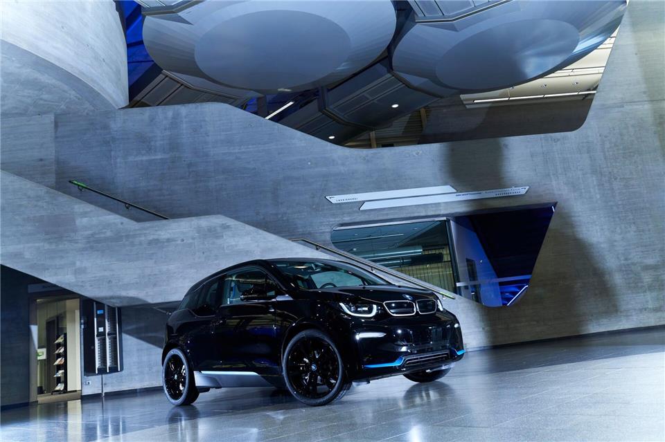 Duales System: Der kleine elektrische BMW i3 wurde auch mit Reichweitenverlängerer  in Form eines Verbrenners angeboten.BMW AG/dpa-tmn