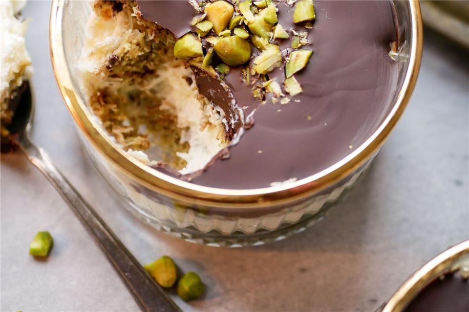 Dubai-Schokolade mal nicht als Tafel, sondern im Glas: Shmaila Ullah Daher fügt dem Engelshaar und der Pistaziencreme noch Sesampaste und Mascarponecreme hinzu.Shmaila Ullah Daher/dpa-tmn