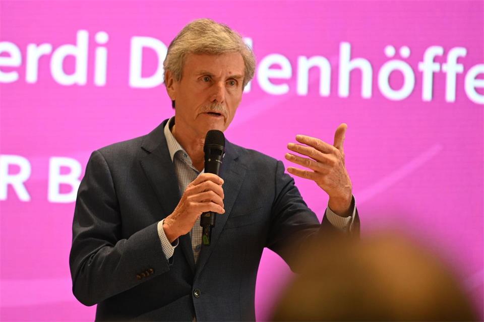 Dudenhöffer: „Die schlechten Verkäufe in China belasten, gleichzeitig öffnet BYD die Schleusen für erhebliche Exporte“. (Archivbild)Johannes Neudecker/dpa