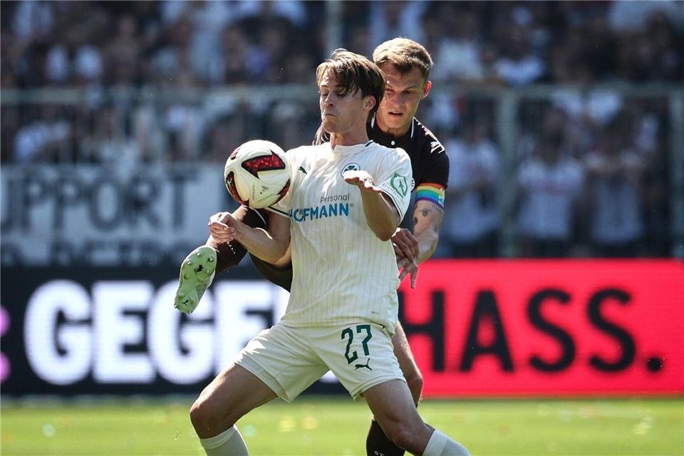 Duell auf dem Kiez: Luca Itter schirmt den Ball gegen St. Paulis David Nemeth ab.Christian Charisius/dpa