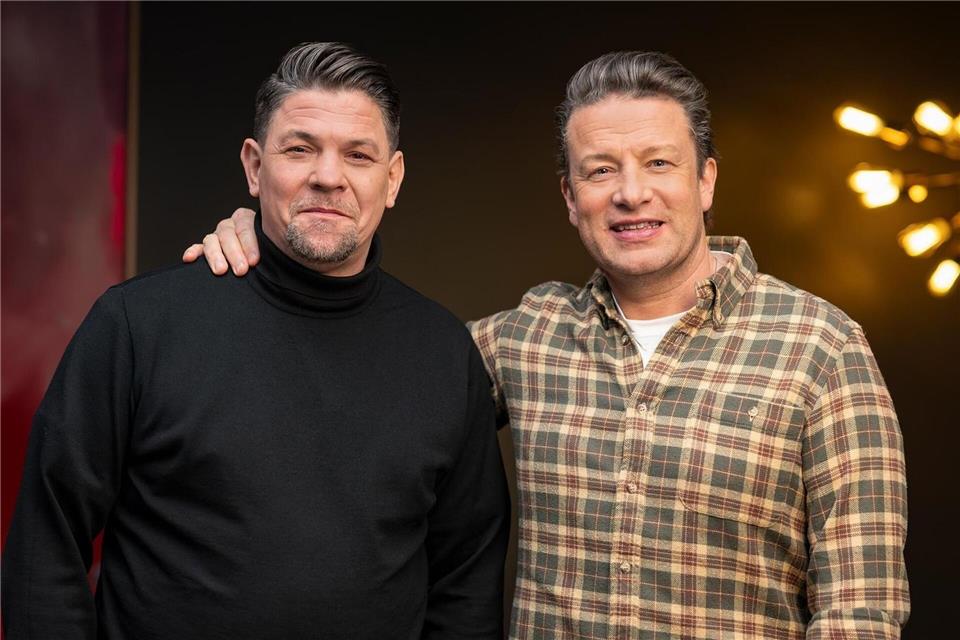 Duell der Spitzenköche: Weltstar Jamie Oliver tritt erstmals gegen den deutschen TV-Liebling Tim Mälzer an.Markus Hertrich/RTL/dpa