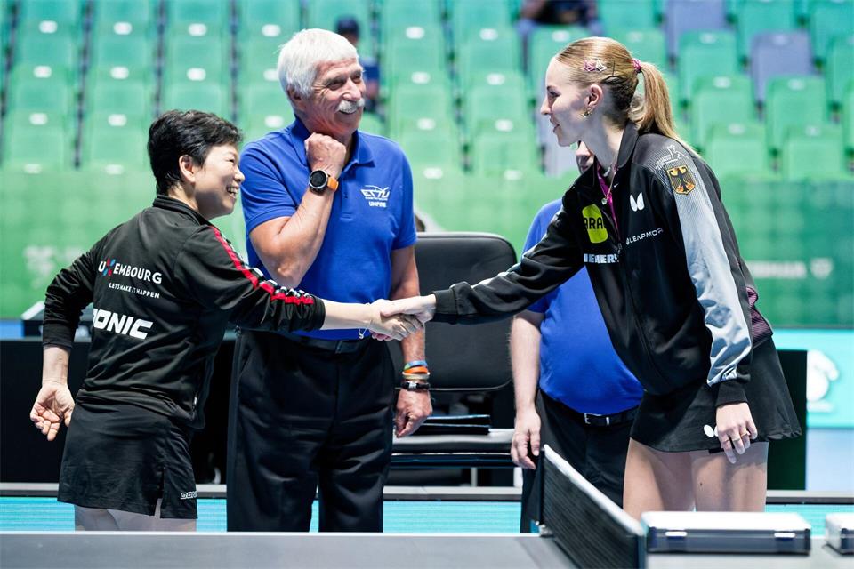 Duell der Tischtennis-Generationen: Die 63-jährige Ni Xia Lian und die 20-jährige Annett Kaufmann.Manfred Schillings/dpa
