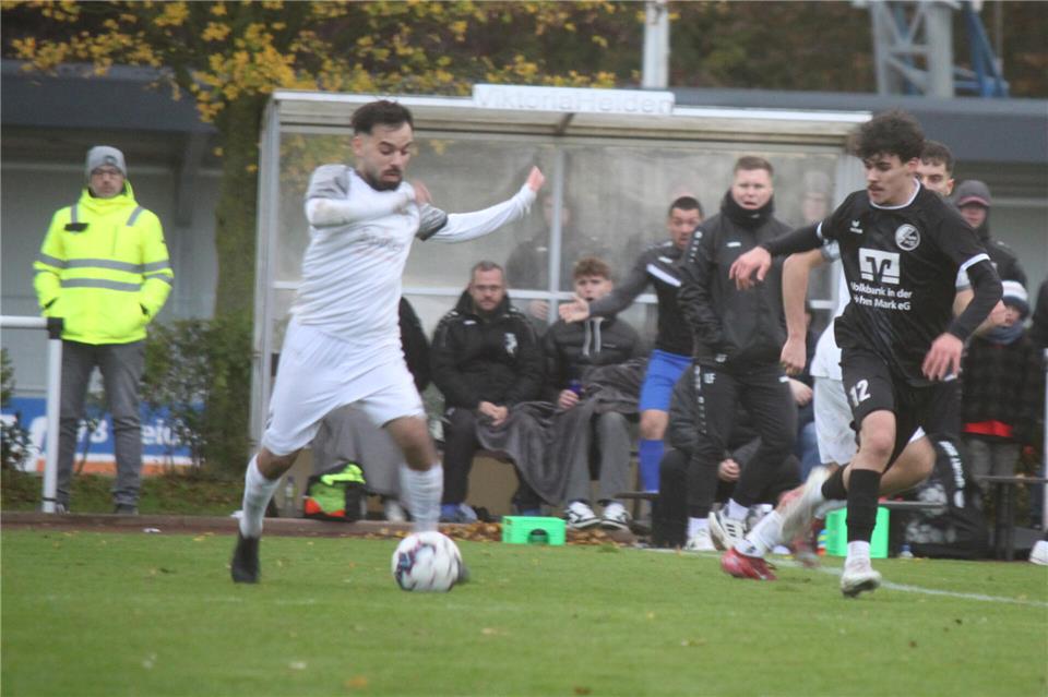 Duell im Dauerregen und mit keinem Sieger: der Heidener Ali Ibraim (links) und der Rekener Leandro Lima Heße.