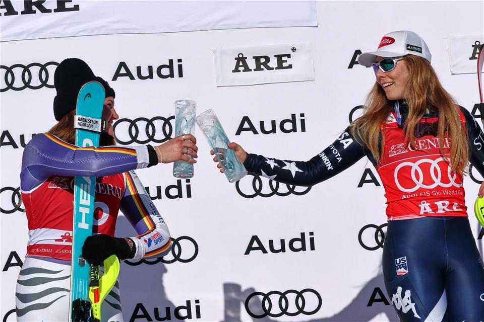 Duell um den Gesamtweltcup: Emma Aicher (l) und Mikaela ShiffrinMarco Trovati/AP/dpa