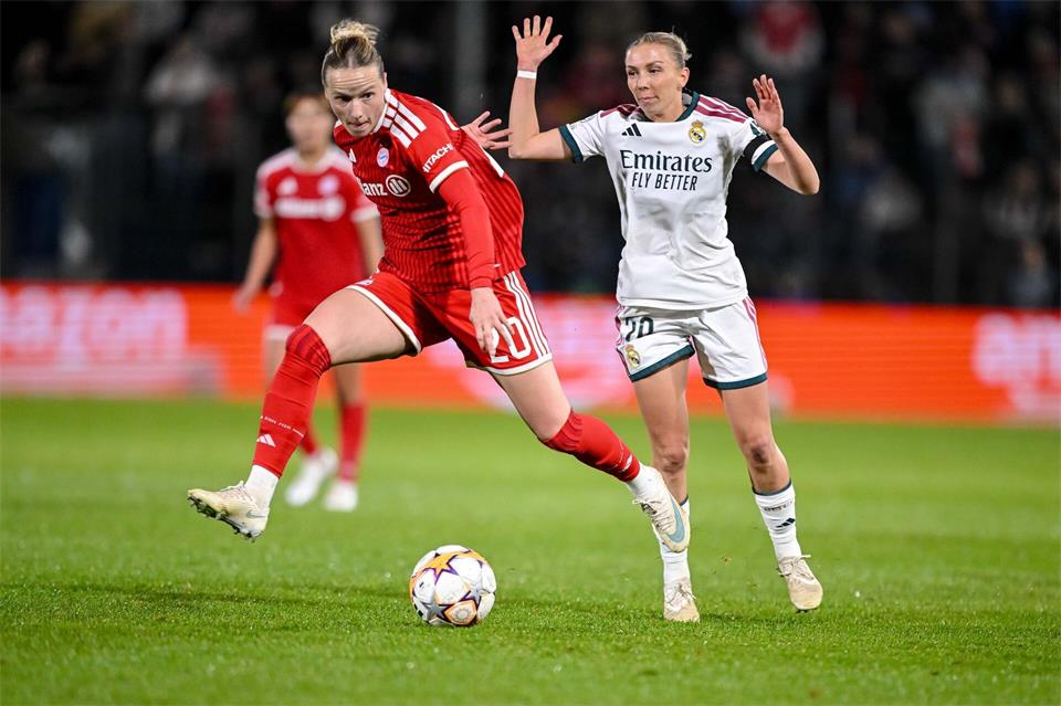 Duell zweier DFB-Nationalspielerinnen: Bayerns Kett (links) und Madrids Senß.Harry Langer/dpa