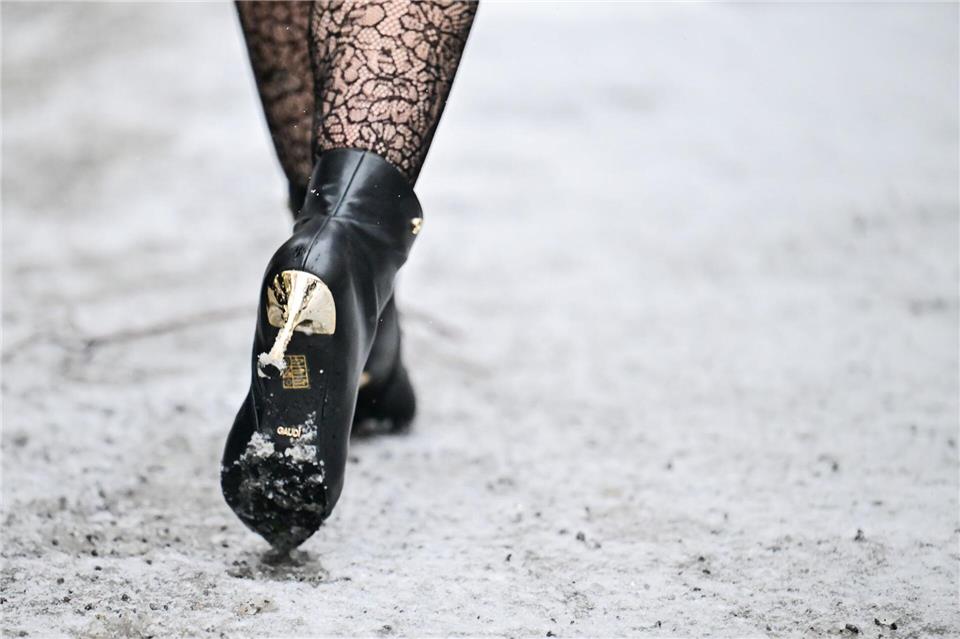 Dünne Absätze trotz eisigem Boden in Berlin. Sebastian Christoph Gollnow/dpa