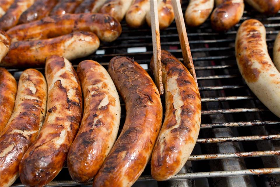 Dürfen Würstchen unter dem Namen „Eberswalder“ bald woanders produziert werden? Die IHK Ostbrandenburg sieht die Marke fest an die Region gebunden. (Symbolbild)picture alliance / ZB
