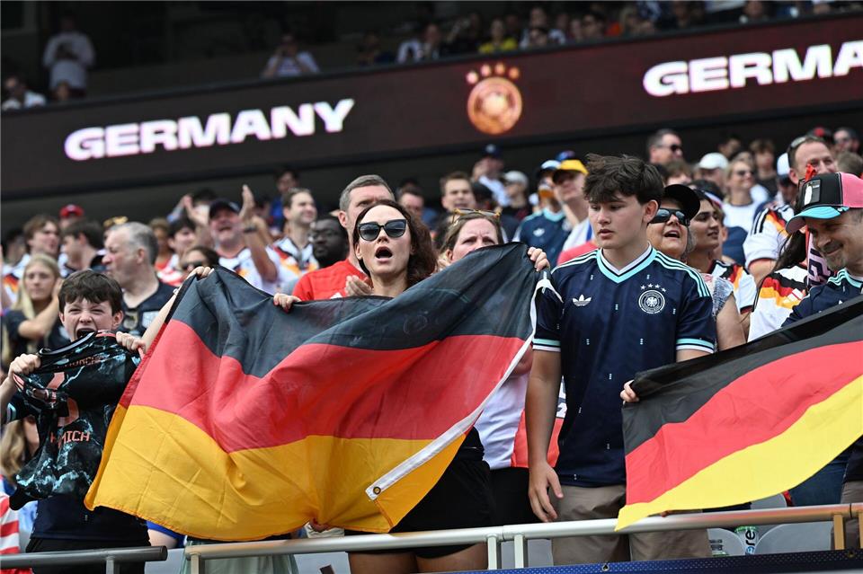 Dürfen in der Nations League wieder auf Stehplätze: Fans der deutschen Nationalmannschaft. (Archiv)  Federico Gambarini/dpa