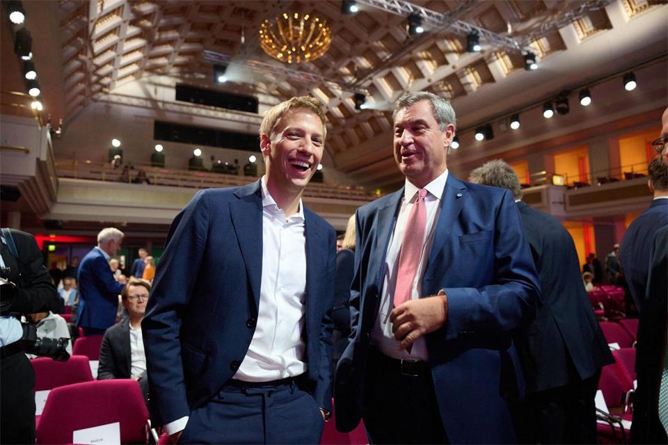 Dürfen weiter auf Olympische Spiele hoffen: Münchens Oberbürgermeister Dominik Krause (Grüne, l) und Bayerns Ministerpräsident Markus Söder (CSU, r).Marijan Murat/dpa